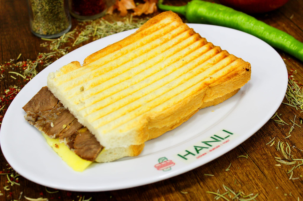 Kavurma Kaşarlı Tost