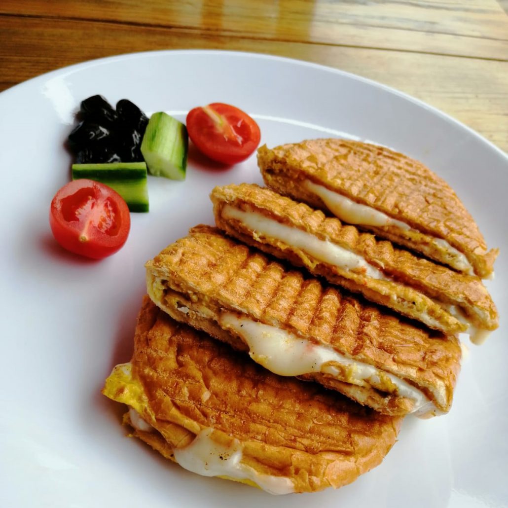 Yarım Ekmek Kaşarlı Tost